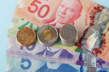 Para birimi: Canadian banknot ve sikkeler üzerinde mavi arka plan