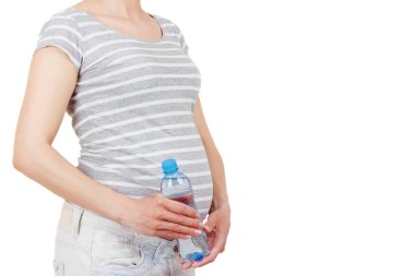 Bir şişe su izole elinde olan hamile kadın