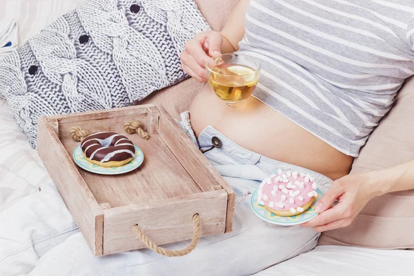 Беременная Женщина Разными Цветными Пончиками Чашкой Чая Мягкий Фон Фокуса — стоковое фото