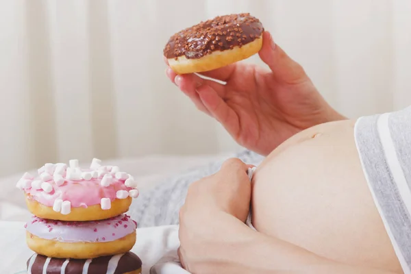Беременная Женщина Разными Пончиками Тарелке Мягкий Фоновый Фон — стоковое фото