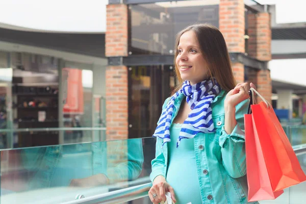 Mooie Zwangere Vrouw Met Papier Pakketten Het Winkelcentrum Achtergrond Van — Stockfoto
