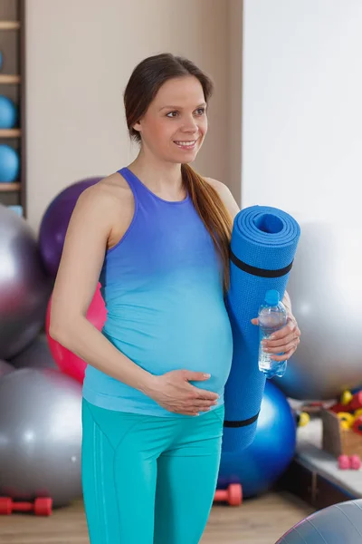 体育館でマットで妊娠中の女性 ソフト フォーカス — ストック写真