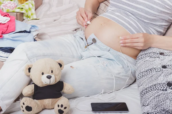 Zwangere Vrouw Met Een Teddybeer Diverse Kleding Voor Een Pasgeborene — Stockfoto