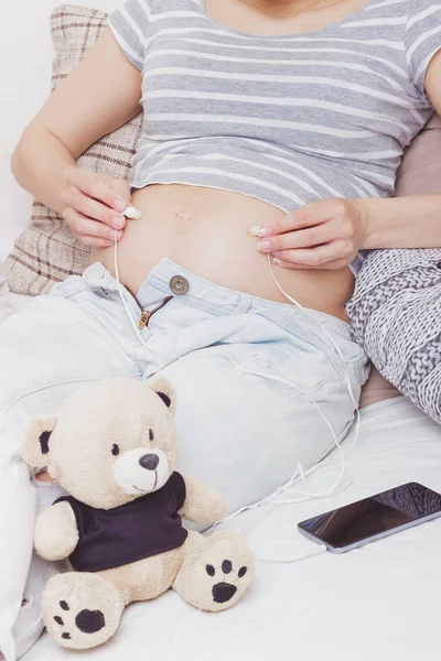 Zwangere Vrouw Met Een Teddybeer Diverse Kleding Voor Een Pasgeborene — Stockfoto