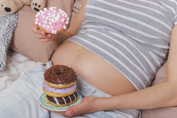 Zwangere Vrouw Met Verschillende Donuts Plaat Softfocus Achtergrond — Stockfoto