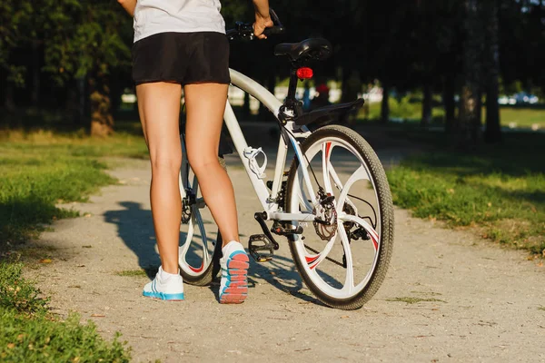 Młoda Sportowa Kobieta Rowerem Zachodzie Słońca Miękkie Tło Ostrości — Zdjęcie stockowe