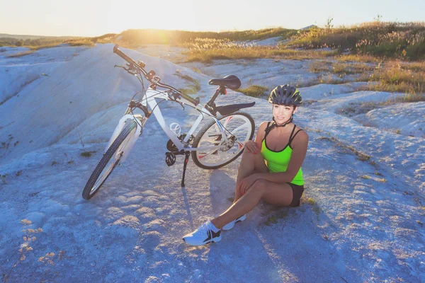 Молода Красива Жінка Сидить Біля Спортивного Велосипеда Фону — стокове фото