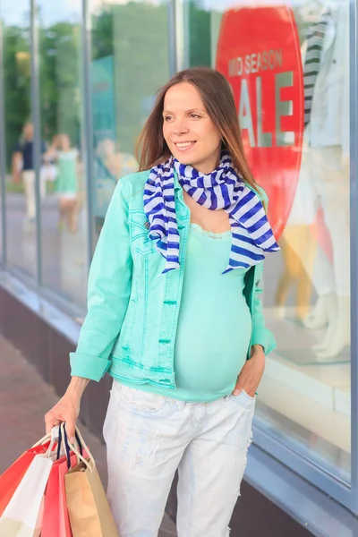 Mooie Zwangere Vrouw Met Papier Pakketten Buurt Van Het Winkelcentrum — Stockfoto