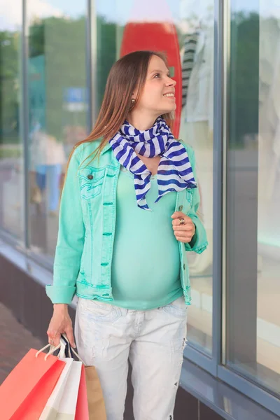 Mooie Zwangere Vrouw Met Papier Pakketten Buurt Van Het Winkelcentrum — Stockfoto