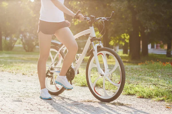 Junge Sportliche Frau Mit Fahrrad Sonnenuntergang Weicher Fokushintergrund — Stockfoto