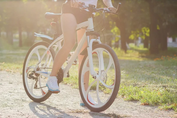 Junge Sportliche Frau Mit Fahrrad Sonnenuntergang Weicher Fokushintergrund — Stockfoto
