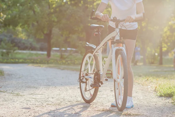 Junge Sportliche Frau Mit Fahrrad Sonnenuntergang Weicher Fokushintergrund — Stockfoto