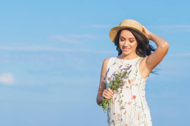 Yonca, yumuşak odak arka plan alanında güzel genç kadın