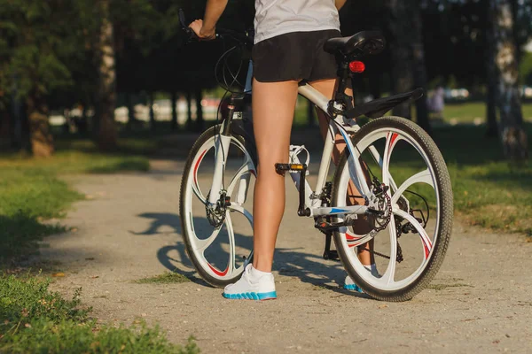 Молода Спортивна Жінка Велосипедом Заході Сонця Який Фон Фокуса — стокове фото