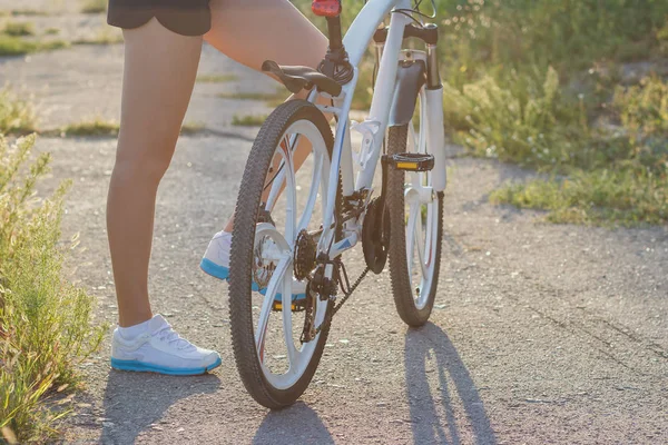 Młoda Sportowa Kobieta Rowerem Zachodzie Słońca Miękkie Tło Ostrości — Zdjęcie stockowe