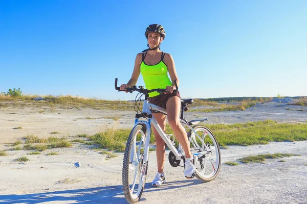Молода Красива Жінка Спортивним Велосипедом Фоні Блакитного Неба — стокове фото