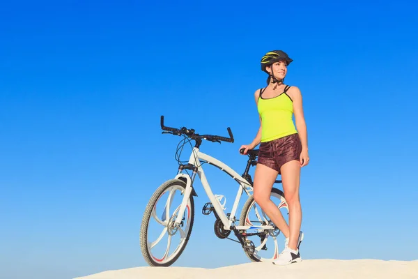 Junge Schöne Frau Mit Einem Sportfahrrad Auf Blauem Himmel Hintergrund — Stockfoto