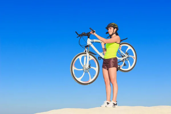 Молодая Красивая Женщина Спортивным Велосипедом Голубом Фоне Неба — стоковое фото
