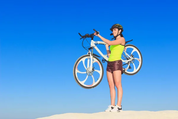 Giovane Bella Donna Con Una Moto Sportiva Uno Sfondo Cielo — Foto Stock