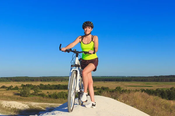 Młoda Kobieta Piękny Rower Sport Tle Błękitnego Nieba — Zdjęcie stockowe