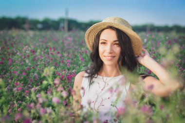 Yonca, yumuşak odak arka plan alanında güzel genç kadın