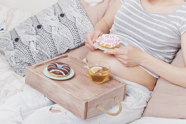 Schwangere Mit Verschiedenen Donuts Auf Dem Teller Weicher Fokus Hintergrund — Stockfoto