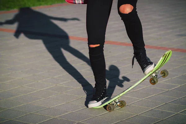 Skateboarder Met Een Skateboard Straat Zachte Focus Achtergrond — Stockfoto