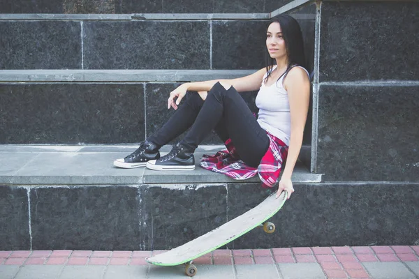 Bella Donna Con Uno Skateboard Sulla Strada Sfondo Soft Focus — Foto Stock
