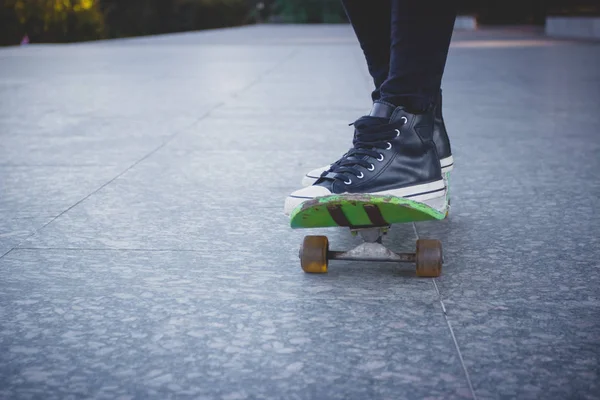 Skateboarder Con Uno Skateboard Strada Sfondo Soft Focus — Foto Stock