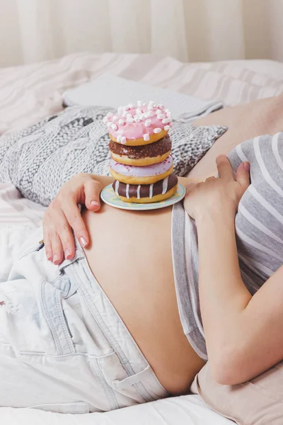 Беременная Женщина Разными Пончиками Тарелке Мягкий Фоновый Фон — стоковое фото