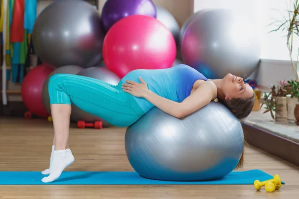 임신한 여자는 체육관 소프트 포커스 배경에서에서 매트에 — 스톡 사진