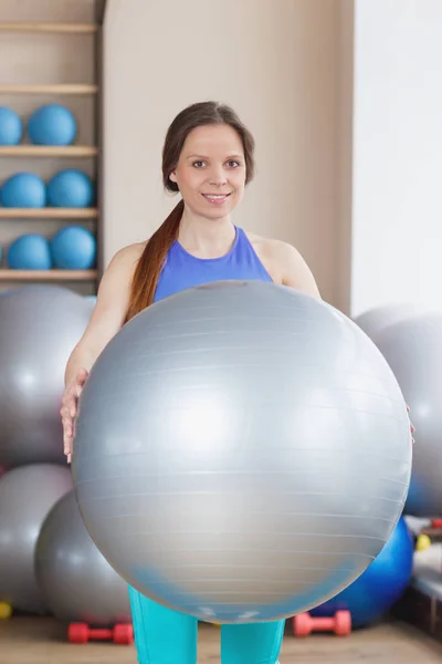 ソフト フォーカスの背景の練習ボールでスポーティな妊婦 — ストック写真