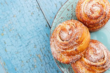 Mavi seramik tabak, açık ahşap renkli çörekler