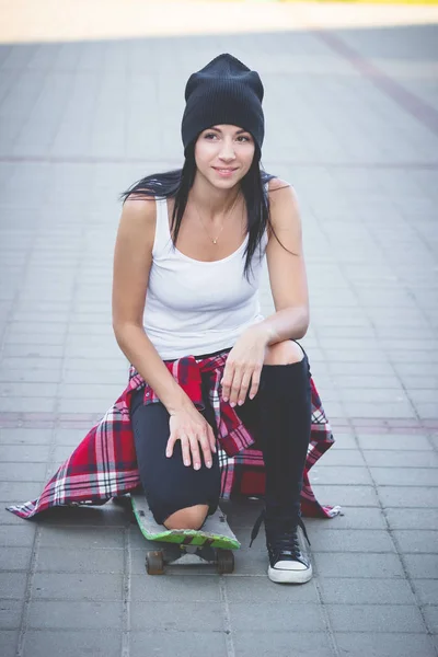 Όμορφη Γυναίκα Ένα Skateboard Υπόβαθρο Του Δρόμου Μαλακή Εστίαση — Φωτογραφία Αρχείου