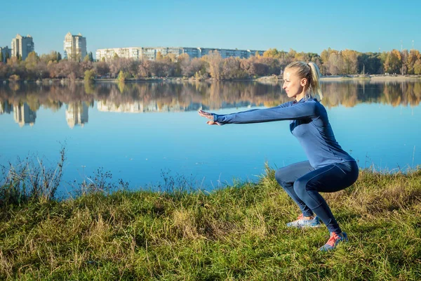 Mooie Sportieve Vrouw Sport Oefeningen Het Park Buiten Softfocus Achtergrond — Stockfoto