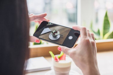 Kahve tatlı çilek ve yaprakları nane, yumuşak odak arka plan ile