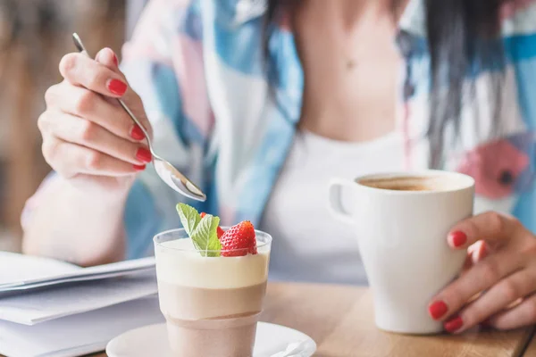 Frau Café Mit Einer Tasse Kaffee Und Erdbeerdessert Weicher Hintergrund — Stockfoto