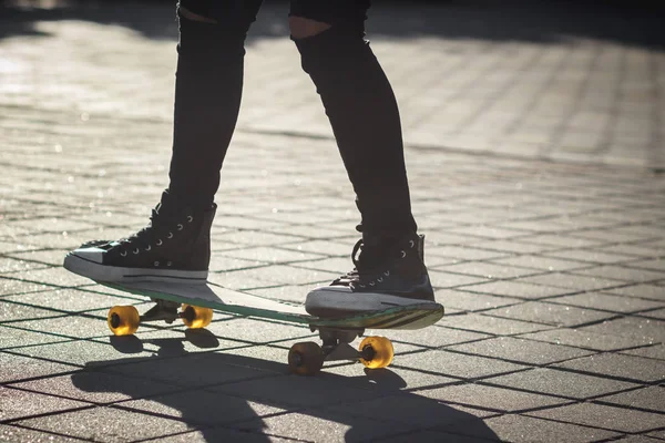 Bella Donna Camicia Jeans Cavalcando Uno Skateboard Strada — Foto Stock