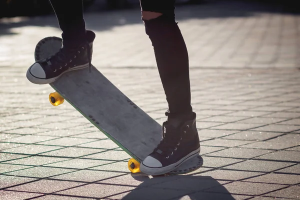 Bella Donna Camicia Jeans Cavalcando Uno Skateboard Strada — Foto Stock