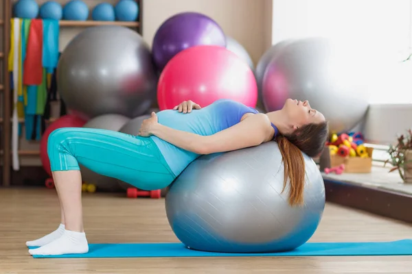 Mujer Embarazada Sienta Alfombra Gimnasio Fondo Enfoque Suave — Foto de Stock