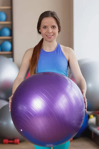 Zwangere Sportieve Vrouw Met Een Oefening Bal Handen Achtergrond Van — Stockfoto