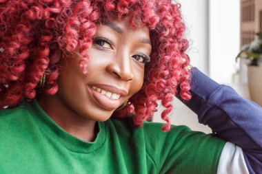 İnsanlar ve eğlence. Geri kalan kapalı olması, şirin dalgın gülümseme ile seyir çekici genç Afrikalı kadın. Moda kız arkadaş kafede bekliyorum