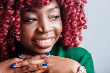 İnsanlar ve eğlence. Geri kalan kapalı olması, şirin dalgın gülümseme ile seyir çekici genç Afrikalı kadın. Moda kız arkadaş kafede bekliyorum