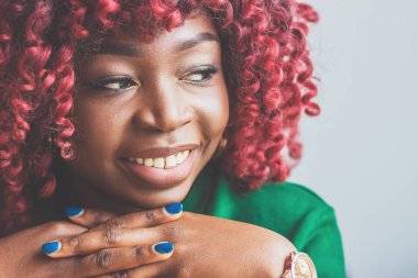 İnsanlar ve eğlence. Geri kalan kapalı olması, şirin dalgın gülümsemeyle, yumuşak odak arka plan seyir çekici genç Afrika kadın