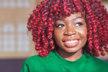 İnsanlar ve eğlence. Geri kalan kapalı olması, şirin dalgın gülümsemeyle, yumuşak odak arka plan seyir çekici genç Afrika kadın