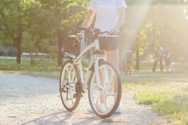 Junge Sportliche Frau Mit Fahrrad Sonnenuntergang Weicher Fokushintergrund — Stockfoto