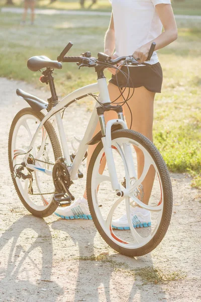 Fiatal Sportos Egy Kerékpár Naplemente Lágy Fókusz Háttér — Stock Fotó