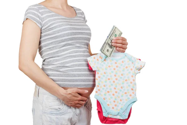 Těhotná Žena Různými Barevnými Oblečení Pro Novorozence Peníze Ruce Izolované — Stock fotografie