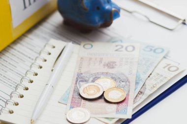 Temiz sigorta formu, kumbara, defter ve para, arka plan bulanık