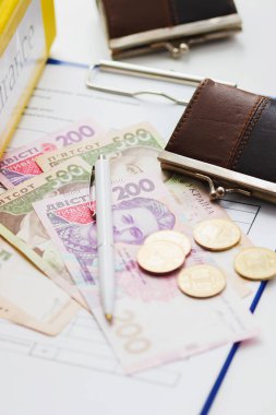 Temiz sigorta formu, büyüteç ve Ukraynalı para, yumuşak odak arka plan